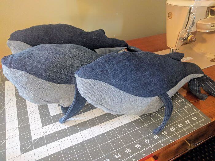 gối ôm cá heo từ jeans