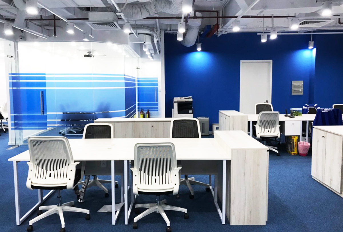 thiết kế văn phòng tông trắng xanh