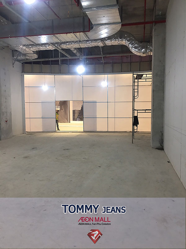 thi công cửa hàng thời trang tommy jeans