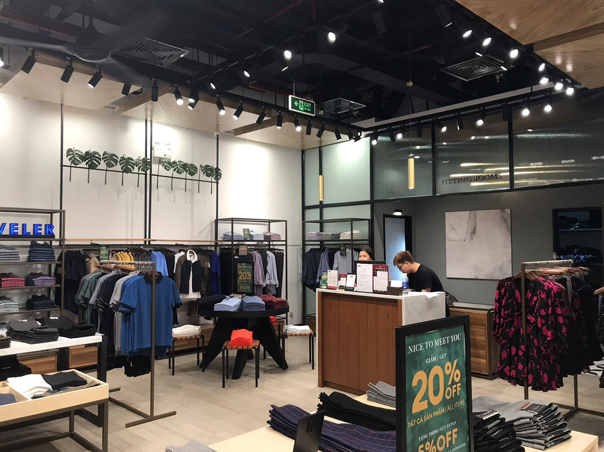 thi công cửa hàng thời trang banana republic